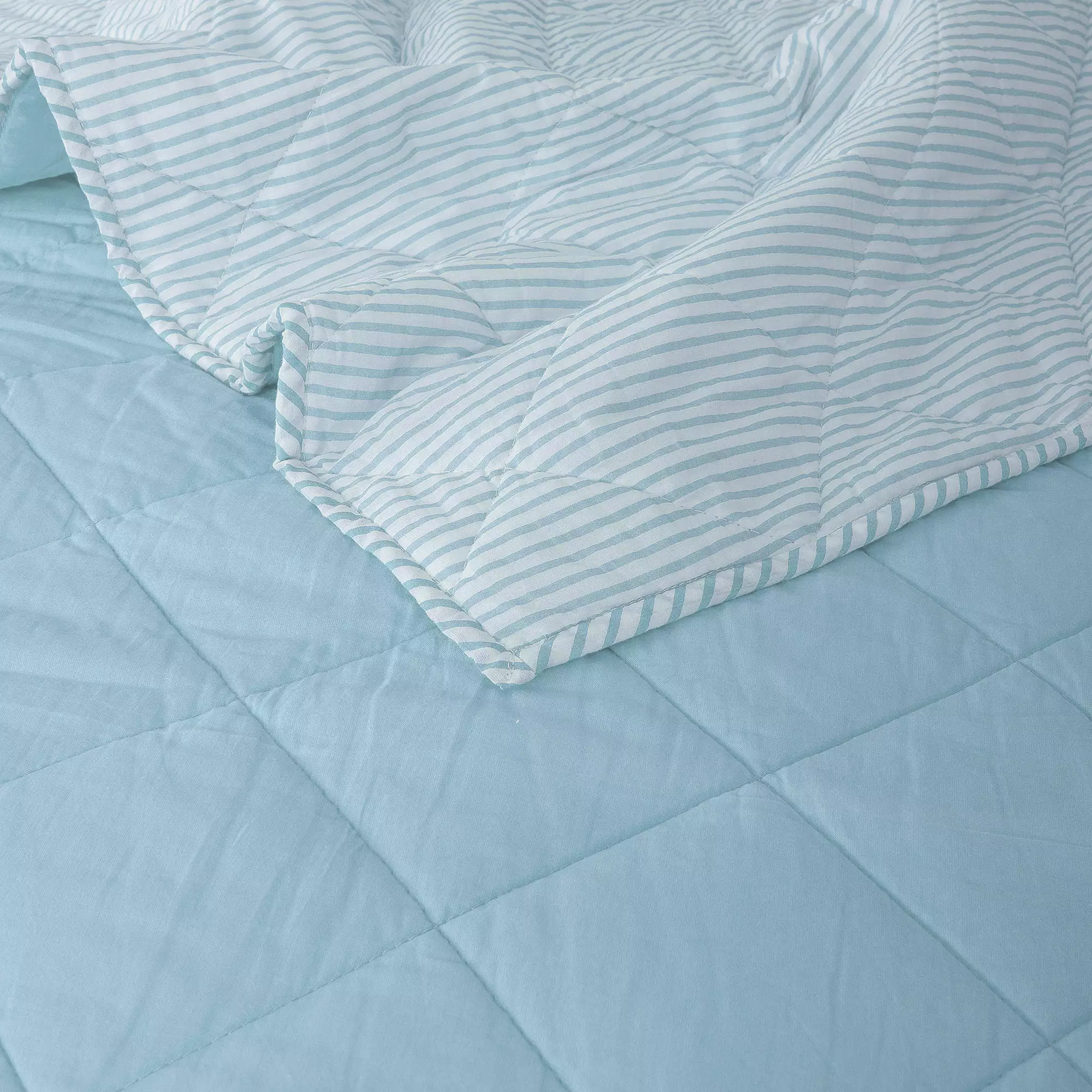 Luxurious Sky Blue Soft Reversible Machine Cotton Quilt - Image 4