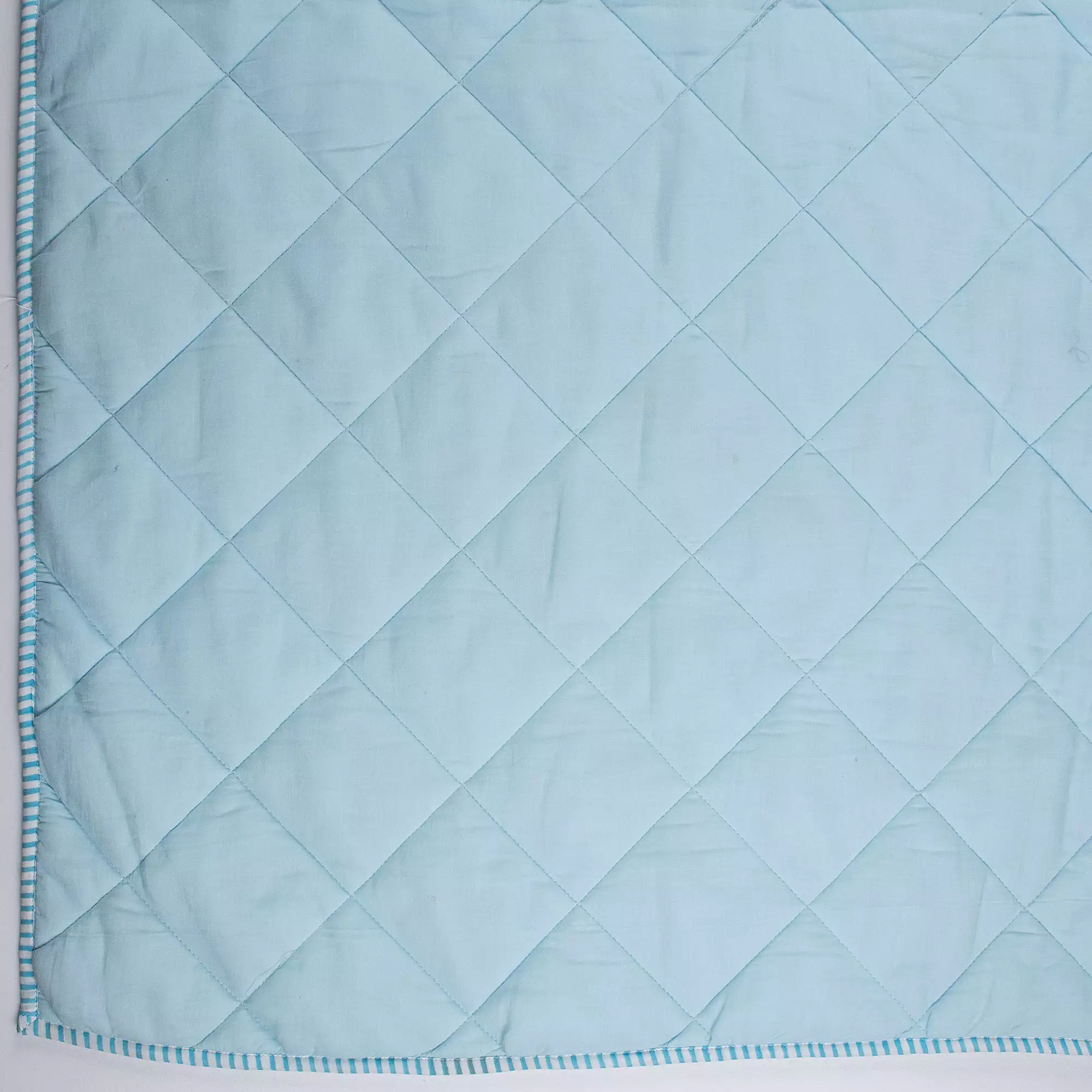 Luxurious Sky Blue Soft Reversible Machine Cotton Quilt - Image 5